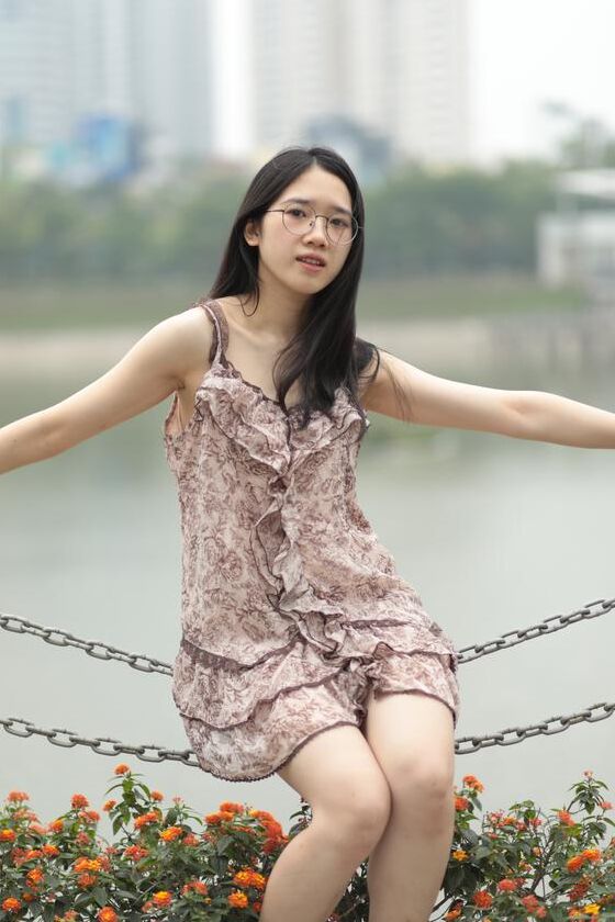 21P Gut aussehender asiatischer Sexpot neckt in einem sexy kurzen Kleid im Freien