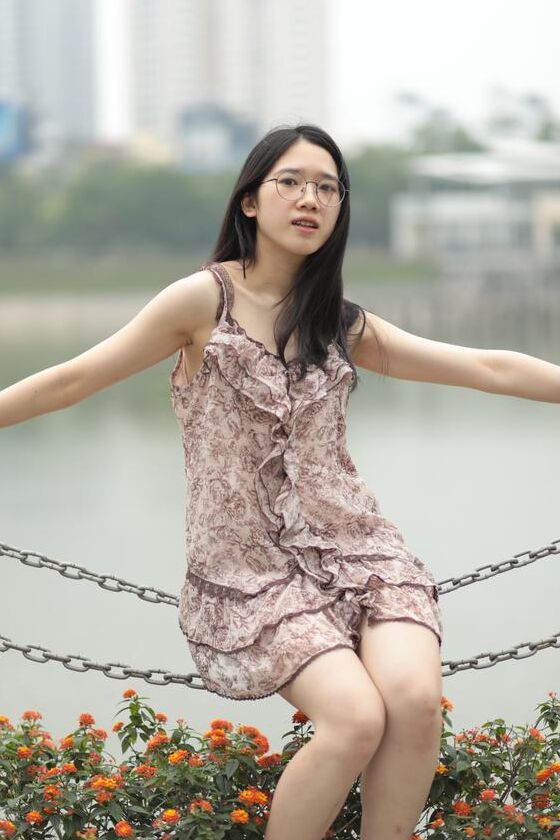 21P Gut aussehender asiatischer Sexpot neckt in einem sexy kurzen Kleid im Freien