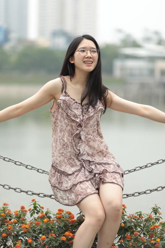 21P Gut aussehender asiatischer Sexpot neckt in einem sexy kurzen Kleid im Freien