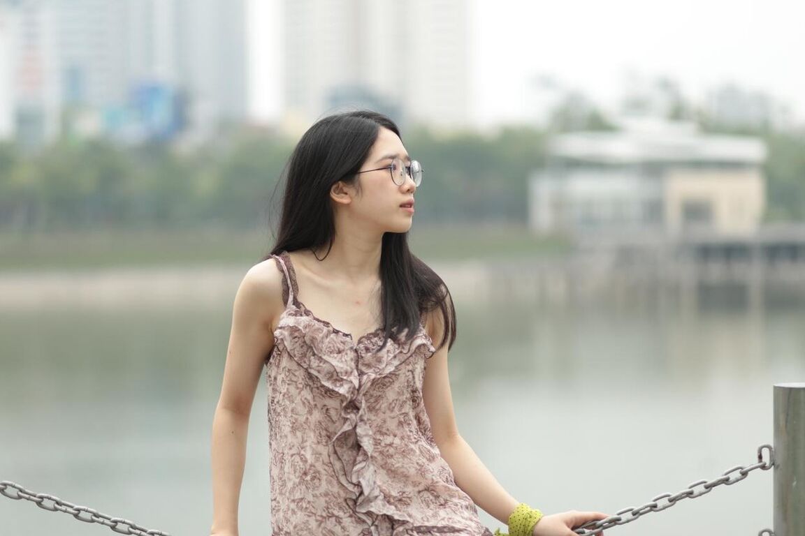 21P Gut aussehender asiatischer Sexpot neckt in einem sexy kurzen Kleid im Freien