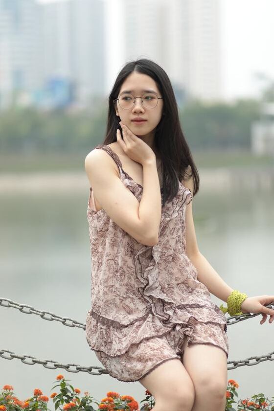 21P Gut aussehender asiatischer Sexpot neckt in einem sexy kurzen Kleid im Freien