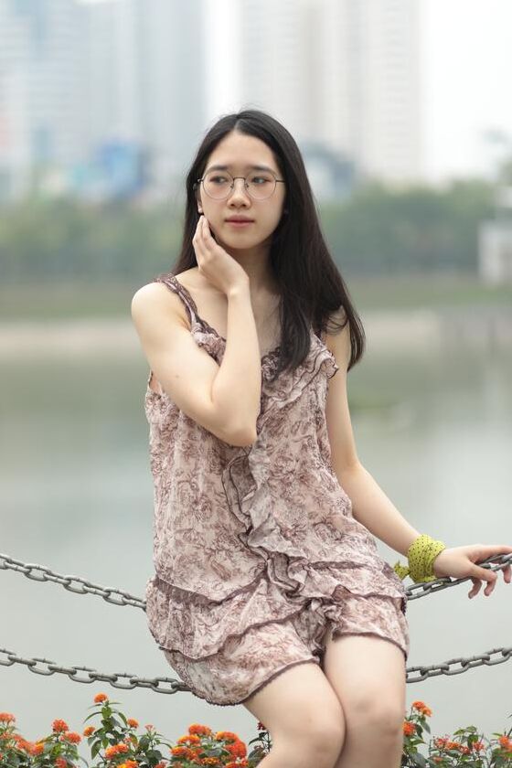 21P Gut aussehender asiatischer Sexpot neckt in einem sexy kurzen Kleid im Freien