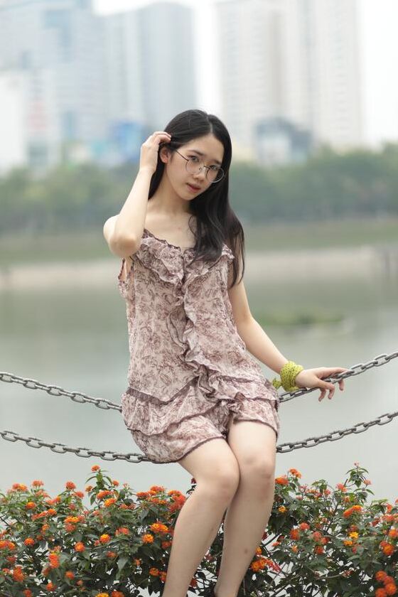 21P Gut aussehender asiatischer Sexpot neckt in einem sexy kurzen Kleid im Freien