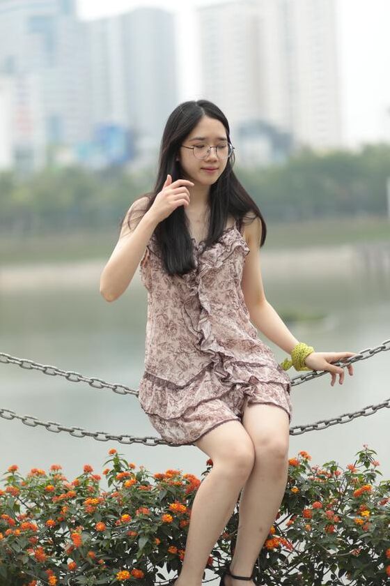 21P Gut aussehender asiatischer Sexpot neckt in einem sexy kurzen Kleid im Freien