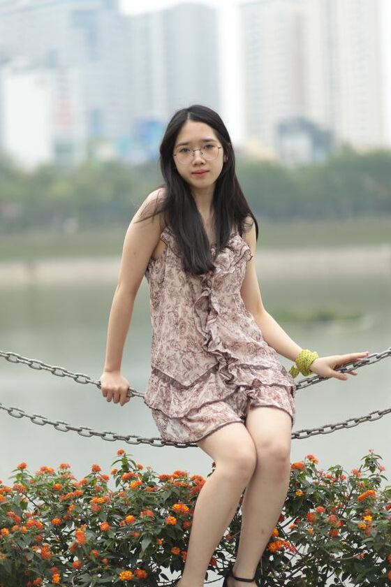 21P Gut aussehender asiatischer Sexpot neckt in einem sexy kurzen Kleid im Freien
