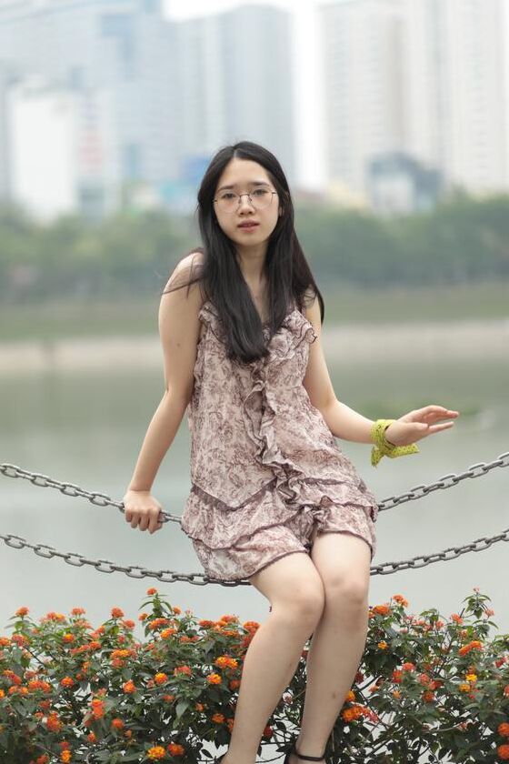 21P Gut aussehender asiatischer Sexpot neckt in einem sexy kurzen Kleid im Freien