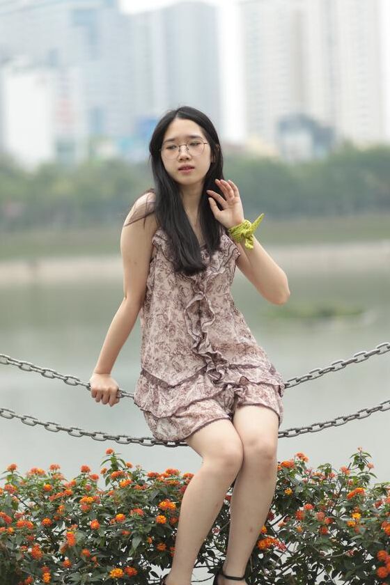 21P Gut aussehender asiatischer Sexpot neckt in einem sexy kurzen Kleid im Freien