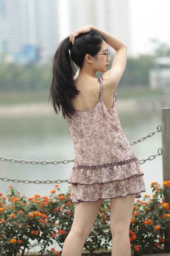 21P Gut aussehender asiatischer Sexpot neckt in einem sexy kurzen Kleid im Freien