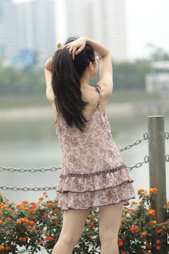 21P Gut aussehender asiatischer Sexpot neckt in einem sexy kurzen Kleid im Freien