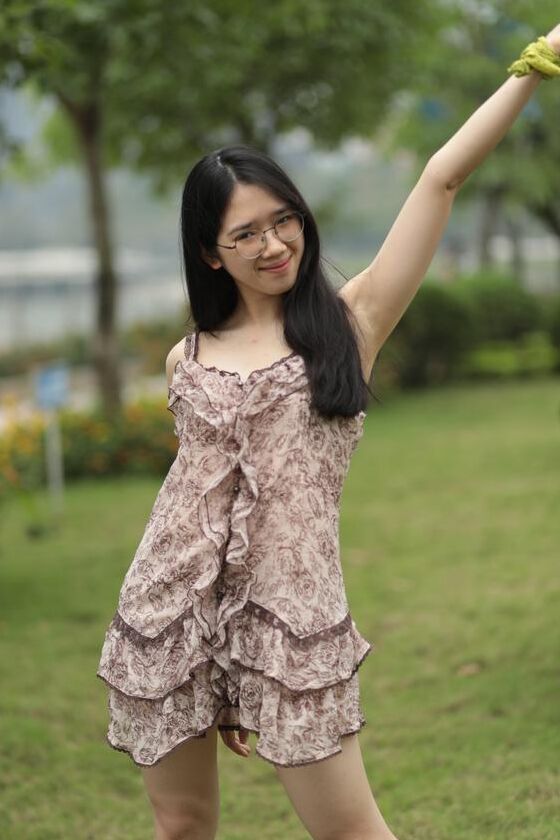 21P Gut aussehender asiatischer Sexpot neckt in einem sexy kurzen Kleid im Freien