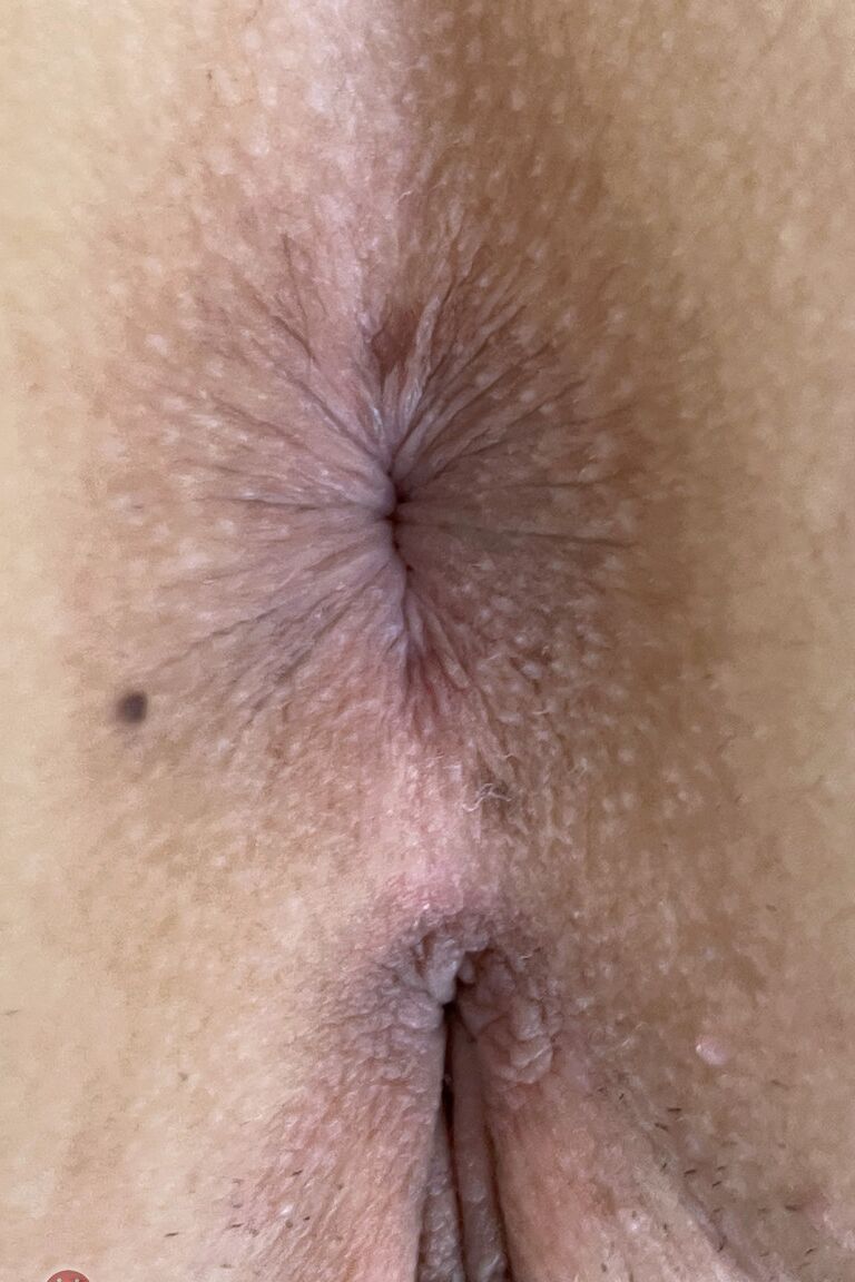 21P A atraente gata Bella Luna mostra seus peitos grandes