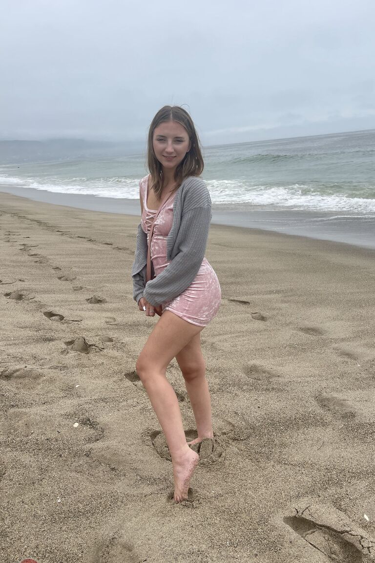 21P A adorável adolescente Macy Meadows exibe sua buceta saborosa em ação solo
