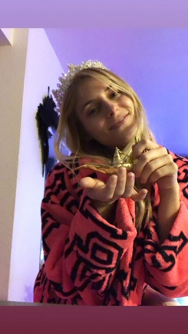 17P La adorable adolescente Nikki posa con sus trajes sexys y desnuda en su compilación