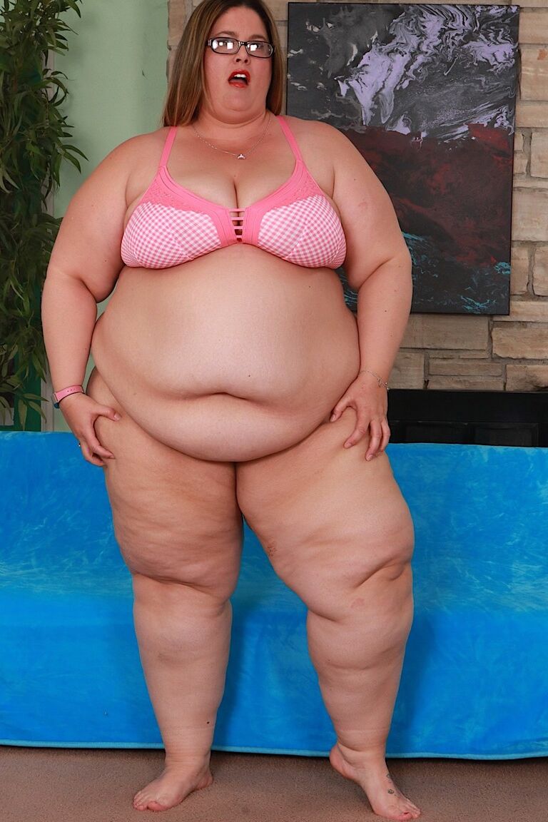 21P SSBBW Erin Green de cabelos escuros recebe seus peitos grandes