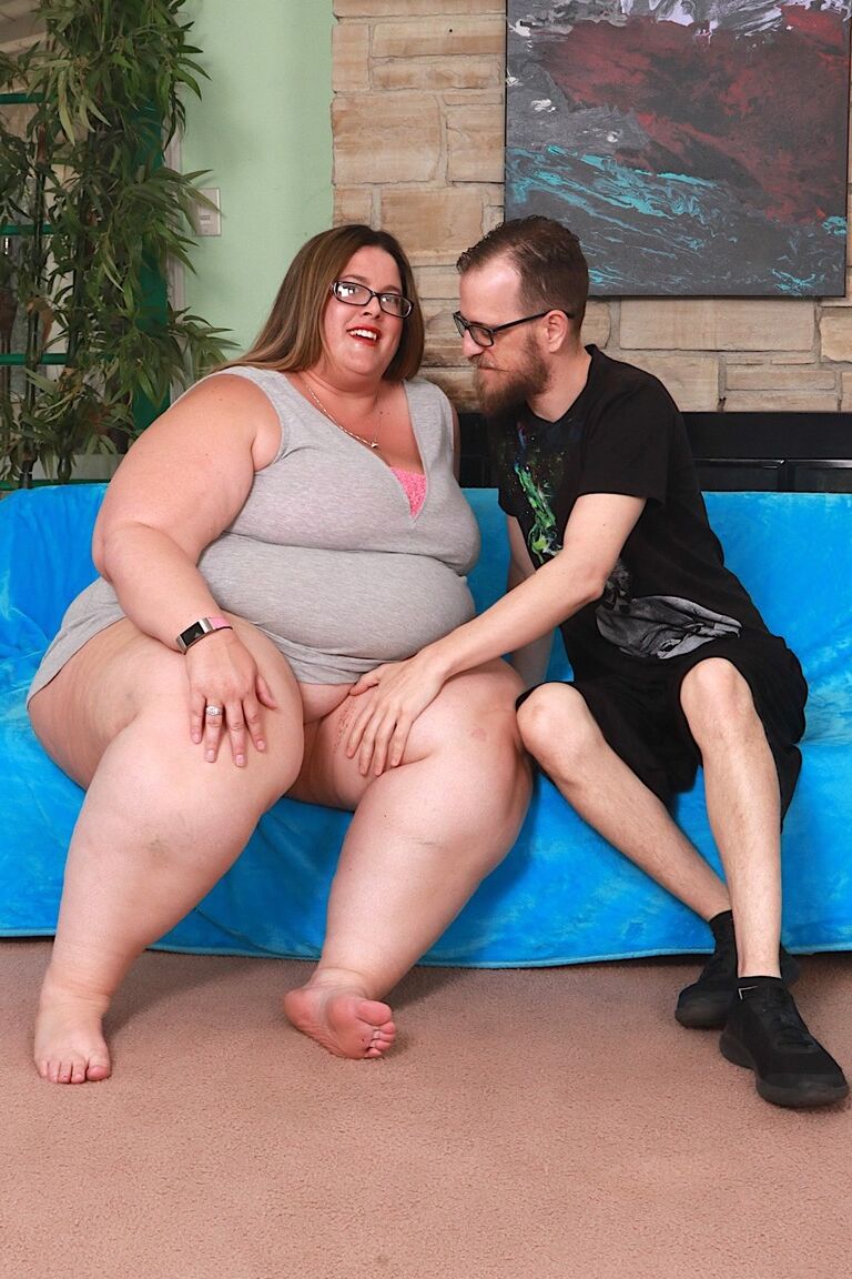 21P SSBBW Erin Green de cabelos escuros recebe seus peitos grandes