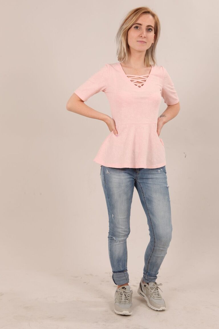 15P dünne deutsche Lia Louise reitet und lutscht einen riesigen weißen Schwanz