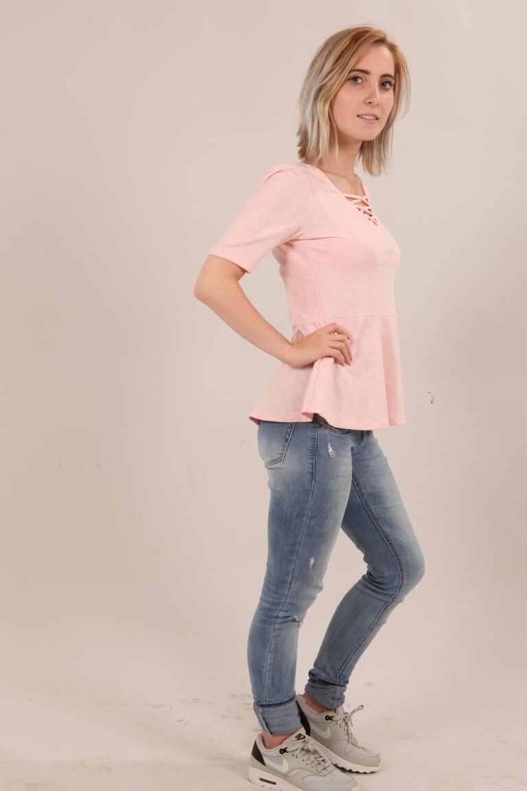 15P dünne deutsche Lia Louise reitet und lutscht einen riesigen weißen Schwanz