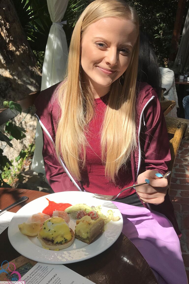 21P Novia amateur Paris White tomando el sol y mostrando las tetas en la piscina
