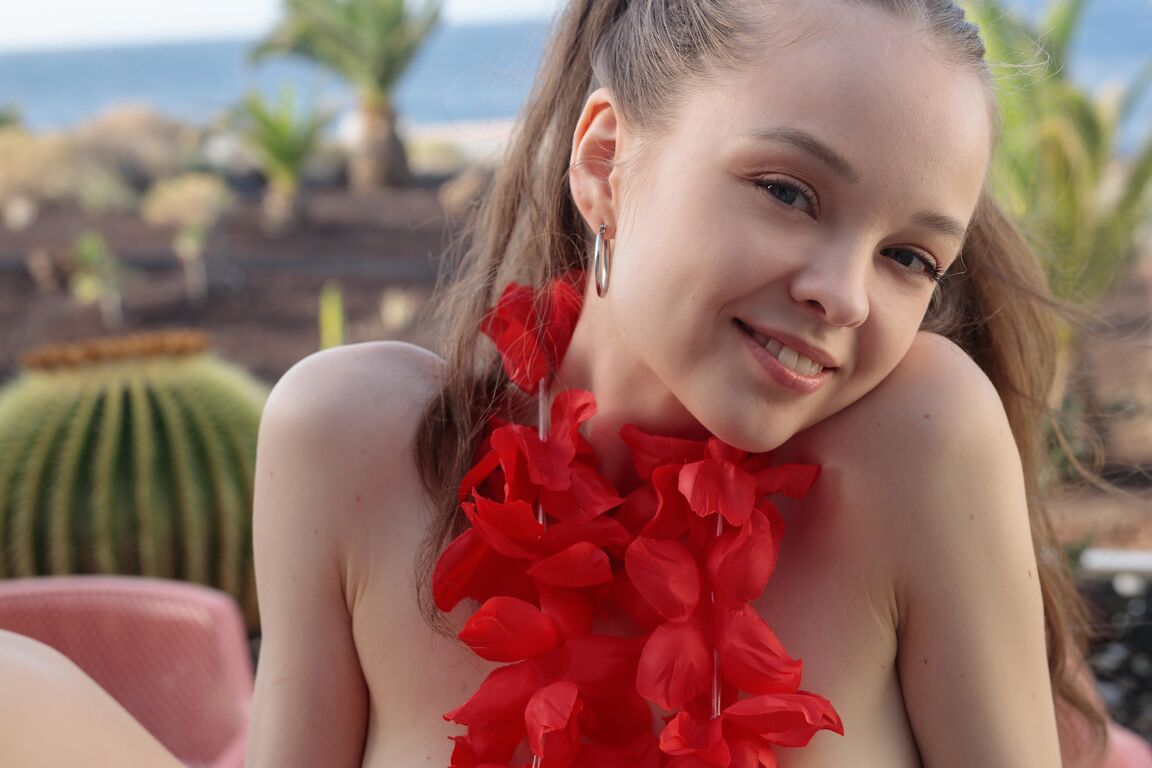 21P La guapa animadora morena Shea muestra su culo caliente
