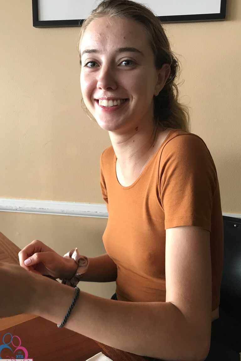 20P La linda novia amateur Haley Reed expone sus duros pezones y se toca el chocho