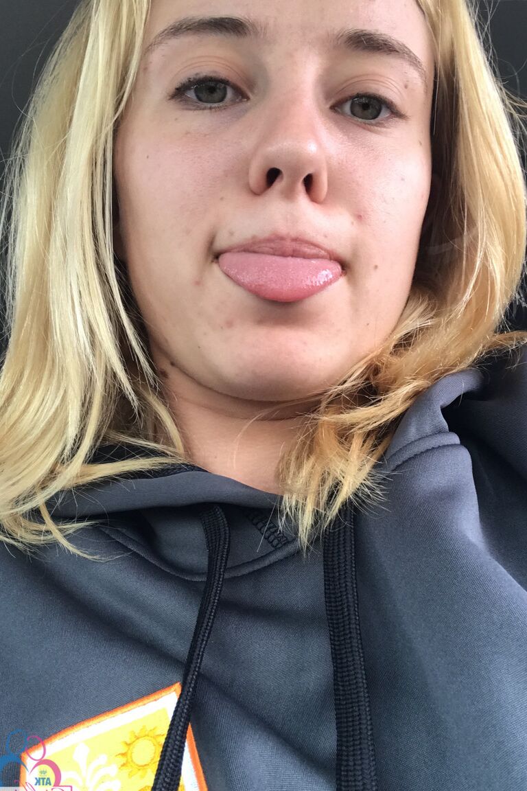 20P La linda novia amateur Haley Reed expone sus duros pezones y se toca el chocho