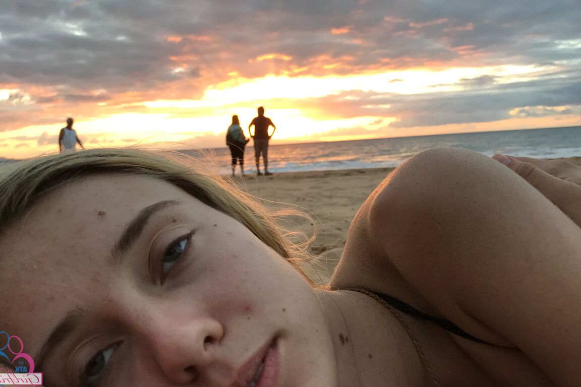 20P La linda novia amateur Haley Reed expone sus duros pezones y se toca el chocho