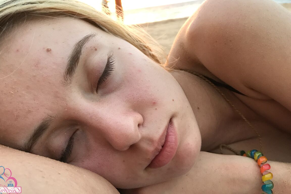 20P La linda novia amateur Haley Reed expone sus duros pezones y se toca el chocho