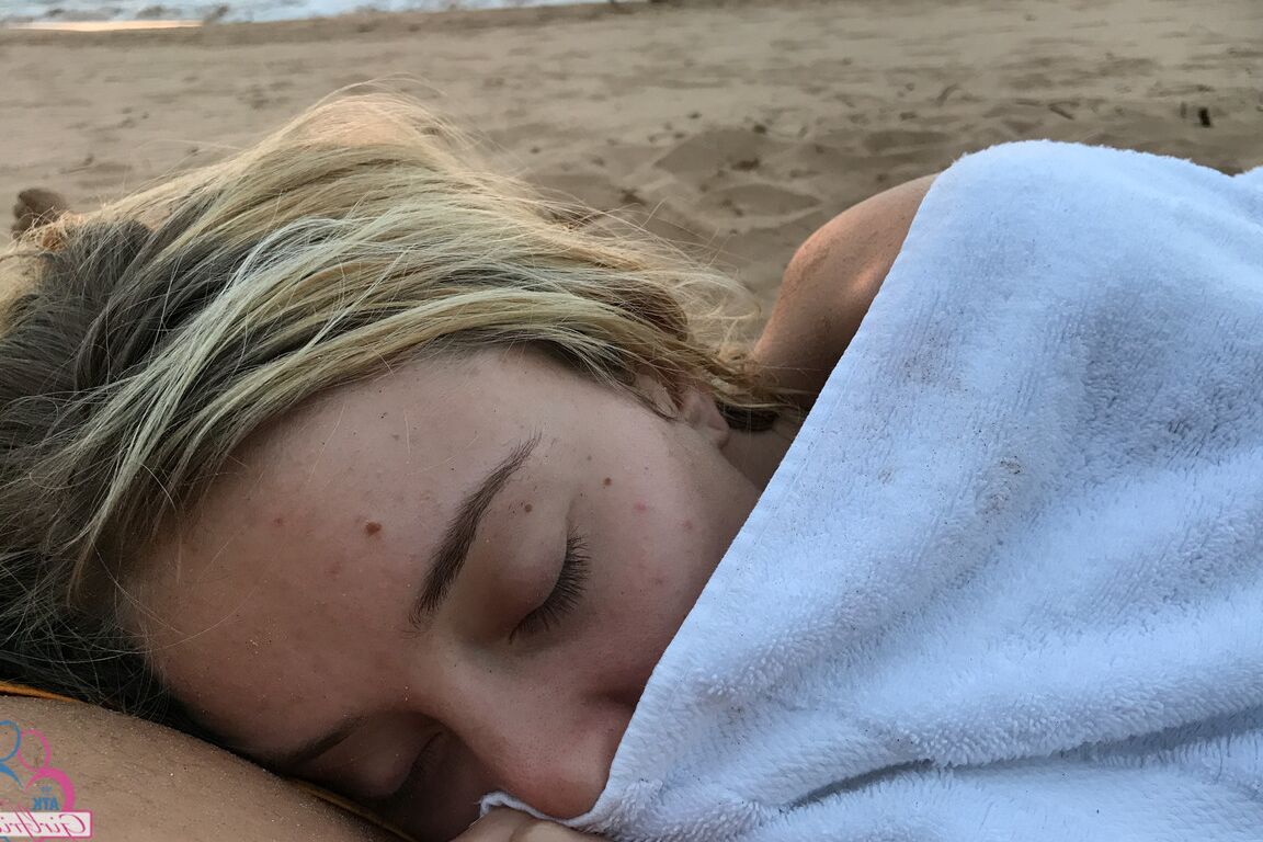 20P La linda novia amateur Haley Reed expone sus duros pezones y se toca el chocho
