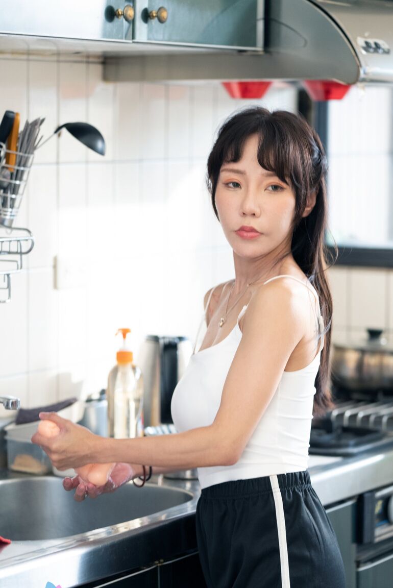 21P La masseuse asiatique sexy Fei Fei se fait baiser