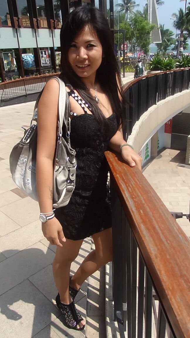 21P heißes Thai-Girl Mina zieht sich aus, posiert und genießt heißen Amateur-POV-Sex