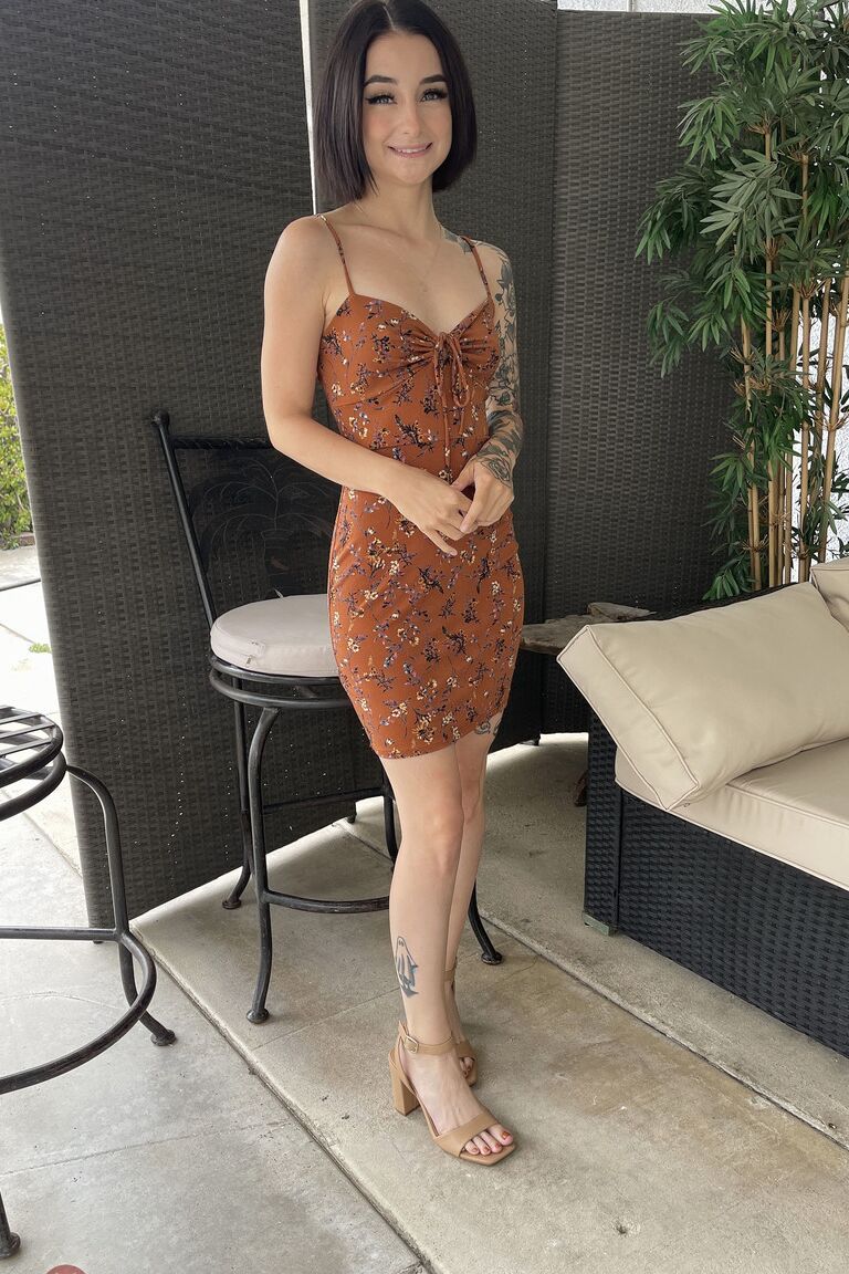 21P La joven morena Stevie Moon se frota el dulce coño y muestra los pies de cerca
