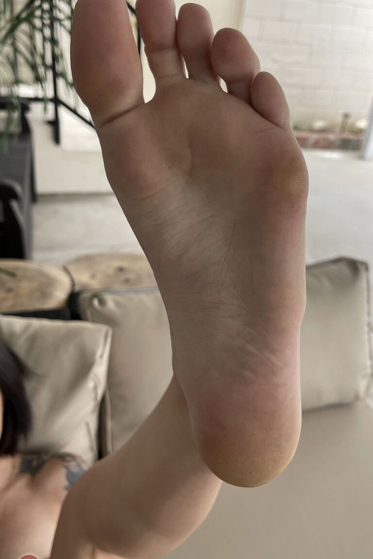 21P La joven morena Stevie Moon se frota el dulce coño y muestra los pies de cerca