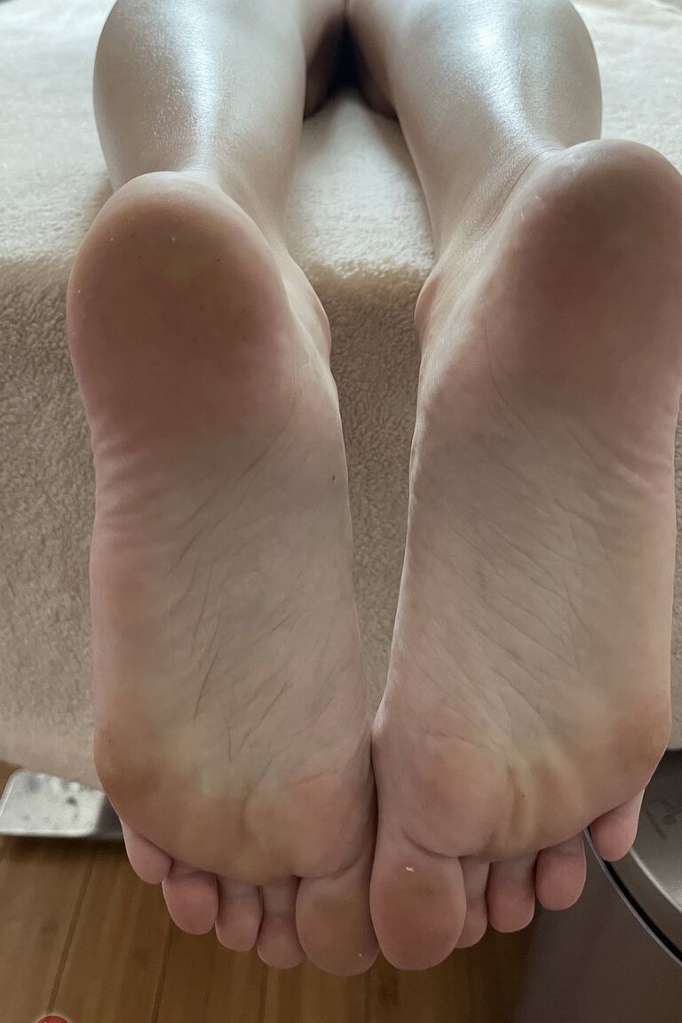 21P La joven morena Stevie Moon se frota el dulce coño y muestra los pies de cerca