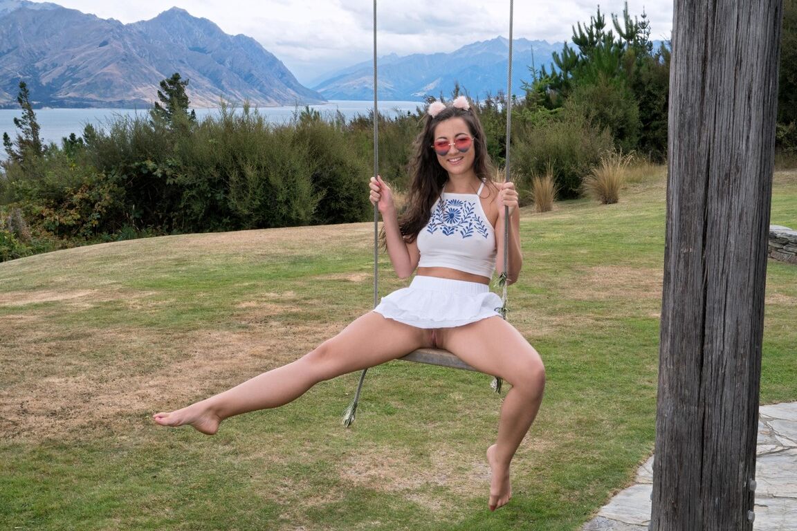 20P A linda adolescente Lily Adams mostra sua buceta gostosa de perto enquanto se masturba