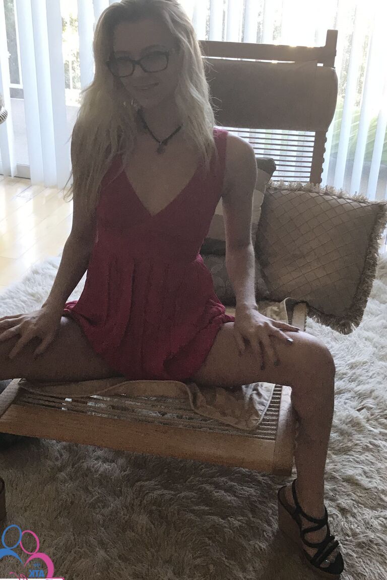 21P namorada amadora magra Riley Star posa
