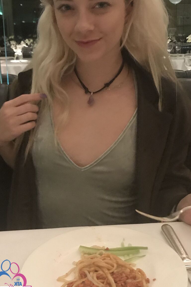 21P namorada amadora magra Riley Star posa