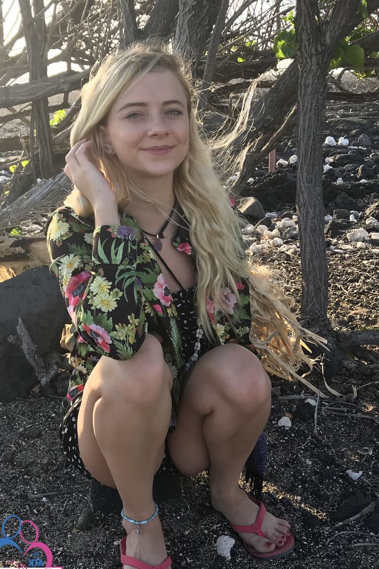 21P namorada amadora magra Riley Star posa
