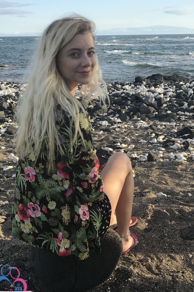 21P namorada amadora magra Riley Star posa