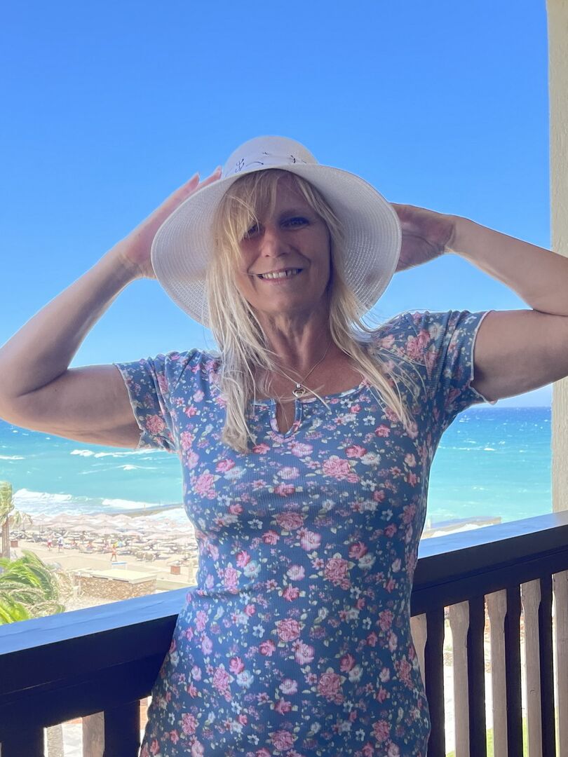 16P La rubia de mediana edad Sweet Susi muestra sus tetas y su coño tanto dentro como fuera