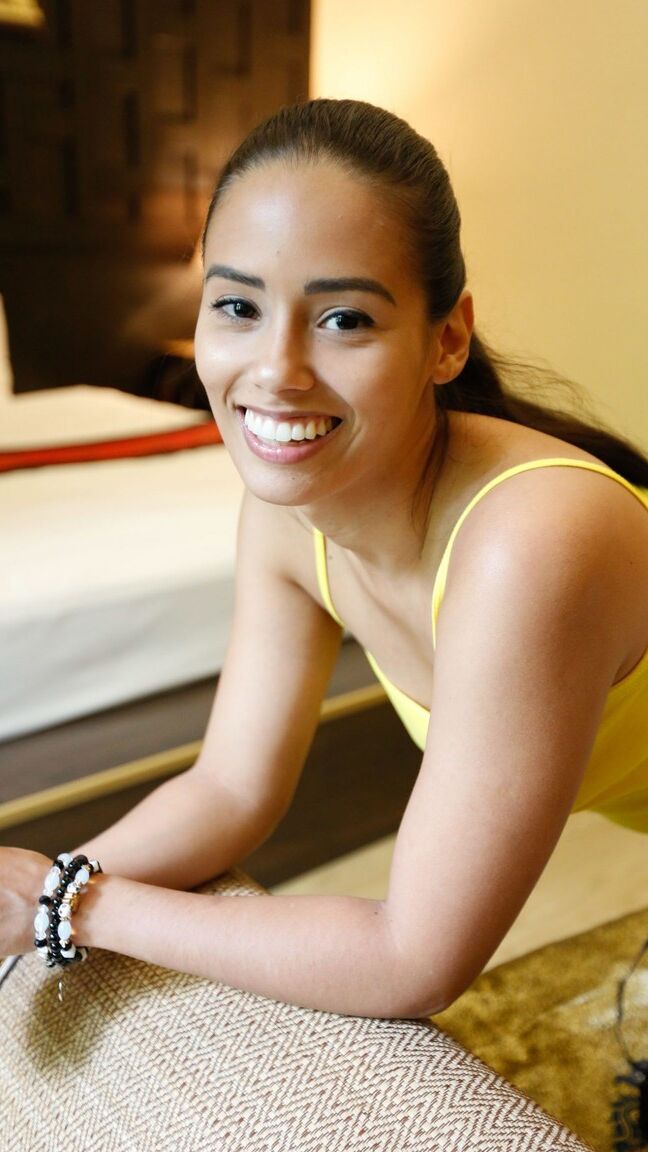 21P ゴージャスな素人美女アンドレイナが太いお尻を見せてハメ撮りでペニスを取る