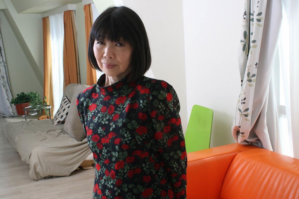 21P Abuela japonesa expone su cuerpo y se burla con su coño peludo en solitario
