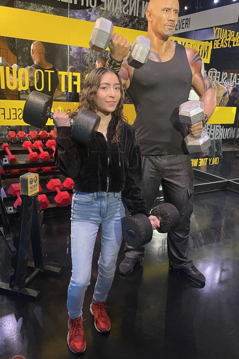 21P Sexy amadora mostra seus peitos doces