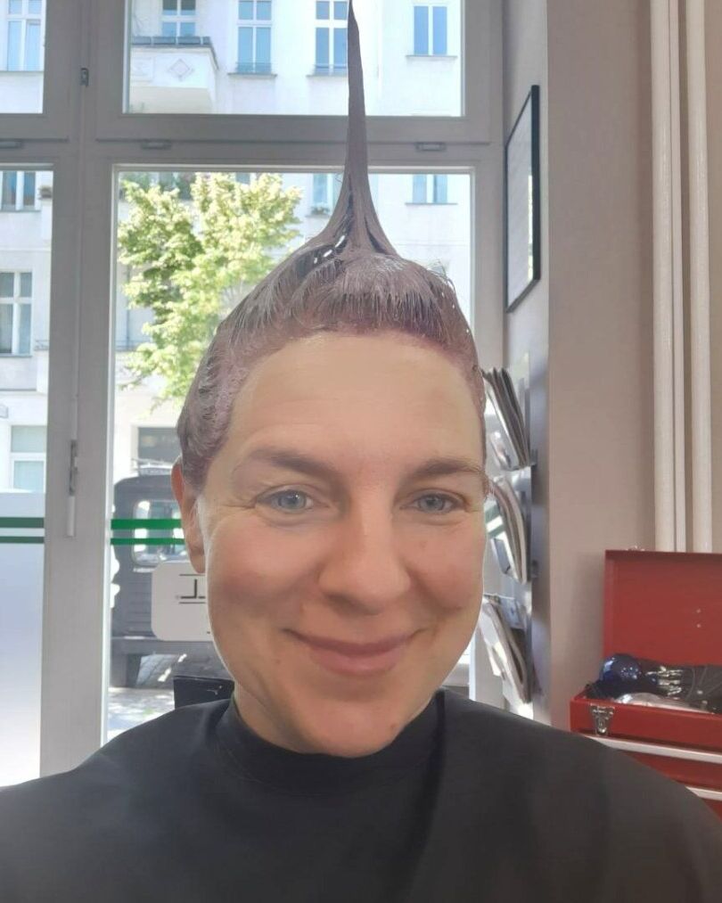 11P Blauäugige reife Blondine stellt ihren heißen, kurvigen Körper zur Schau, während sie im Fenster posiert