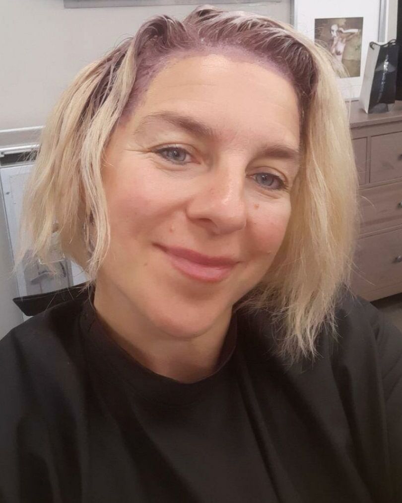 11P Blauäugige reife Blondine stellt ihren heißen, kurvigen Körper zur Schau, während sie im Fenster posiert