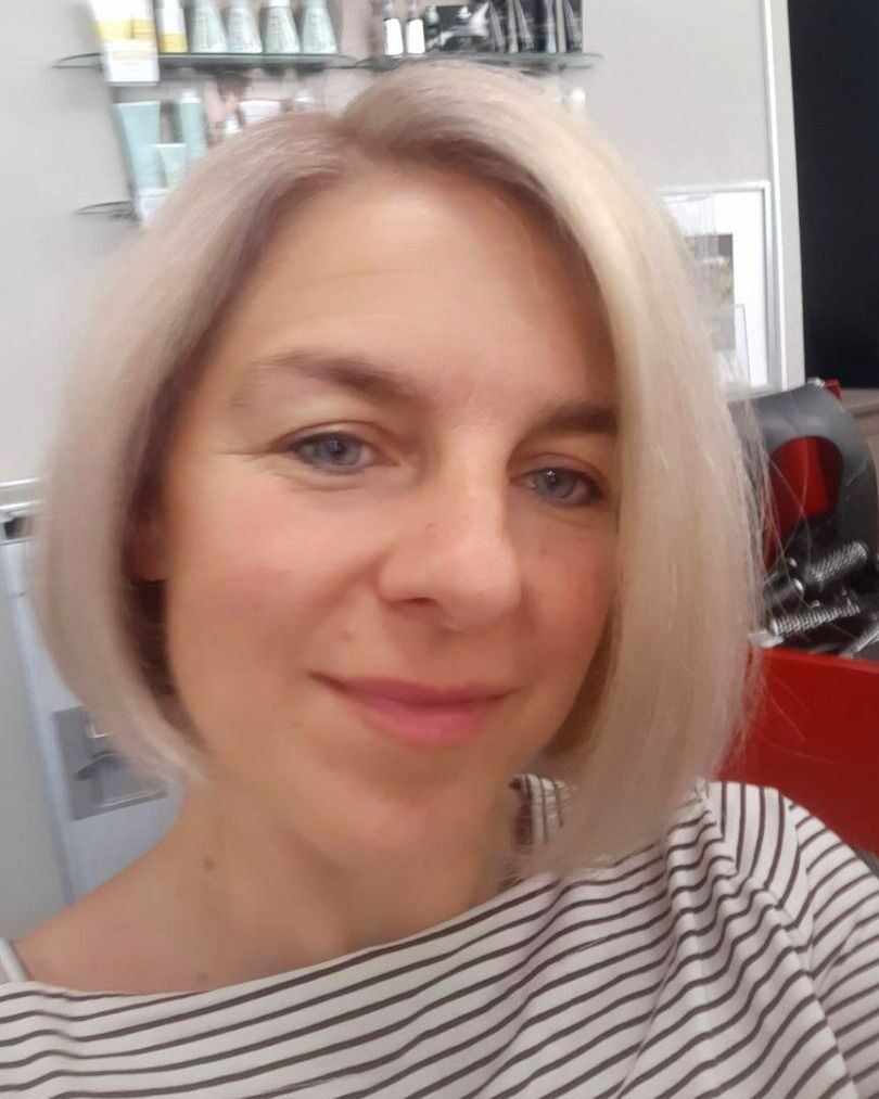 11P Blauäugige reife Blondine stellt ihren heißen, kurvigen Körper zur Schau, während sie im Fenster posiert
