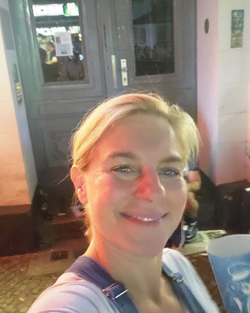 11P Blauäugige reife Blondine stellt ihren heißen, kurvigen Körper zur Schau, während sie im Fenster posiert
