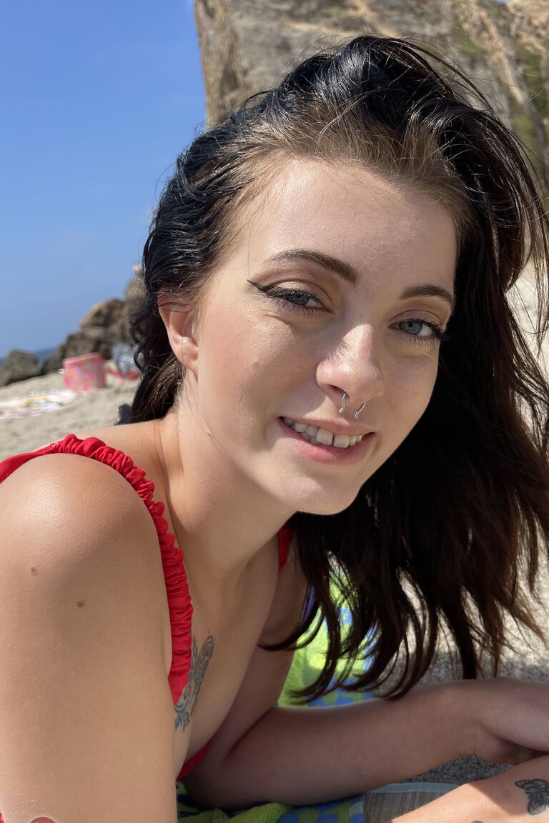 21P La amateur Corra Cox muestra sus sexys agujeros