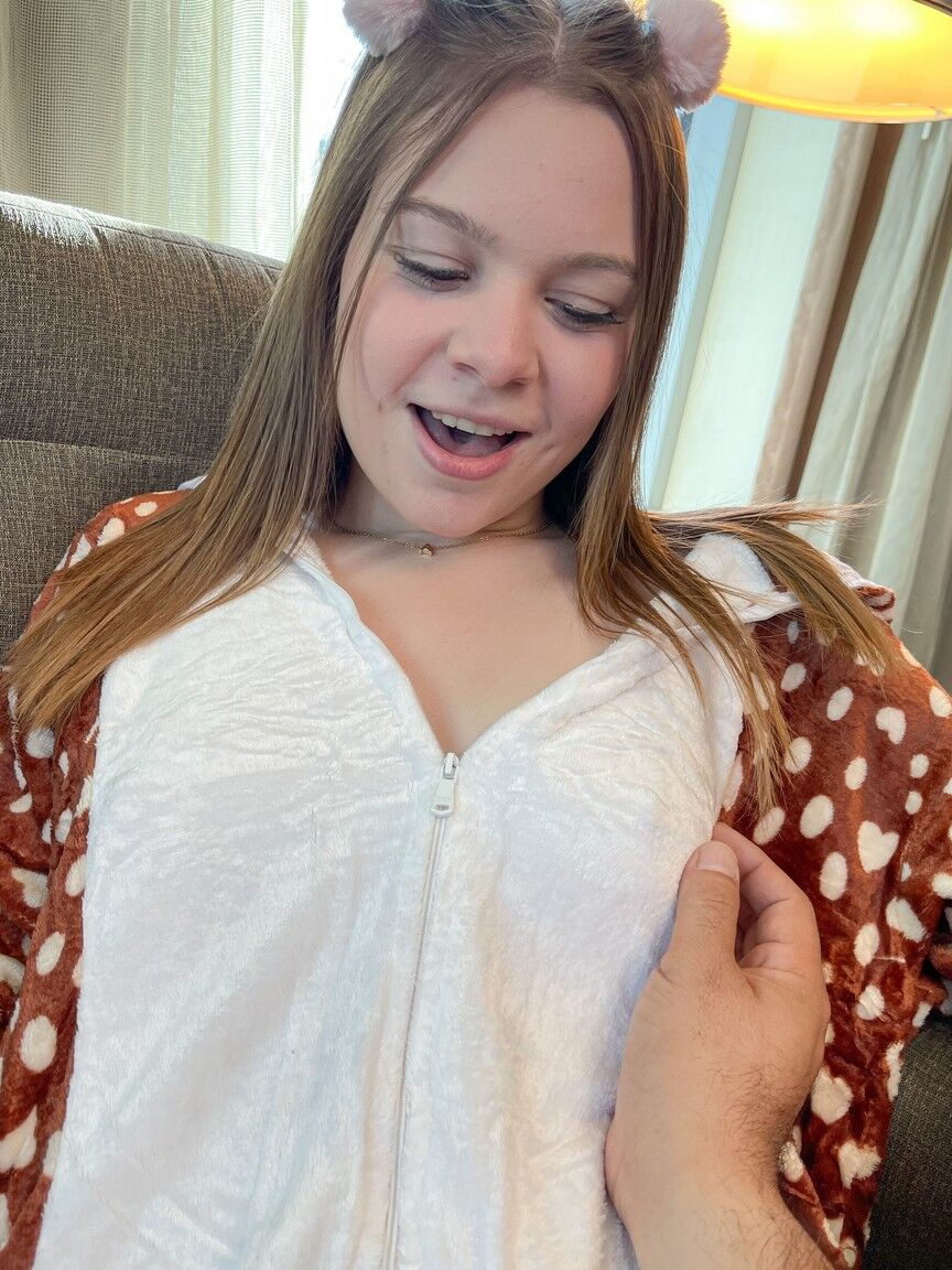 21P Amadora adolescente Adrianna Jade é agarrada pelos peitos