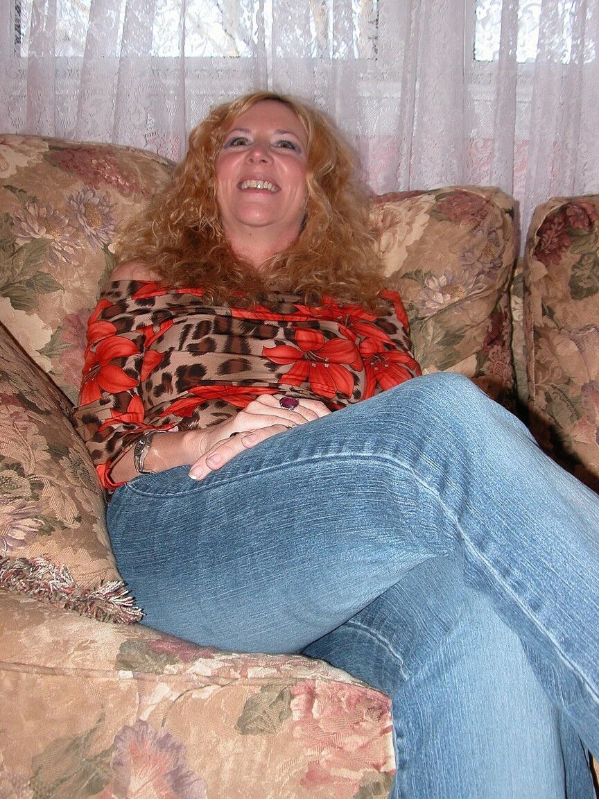 20P Loira MILF Annie exibe seus peitos grandes e bunda grande em um show solo