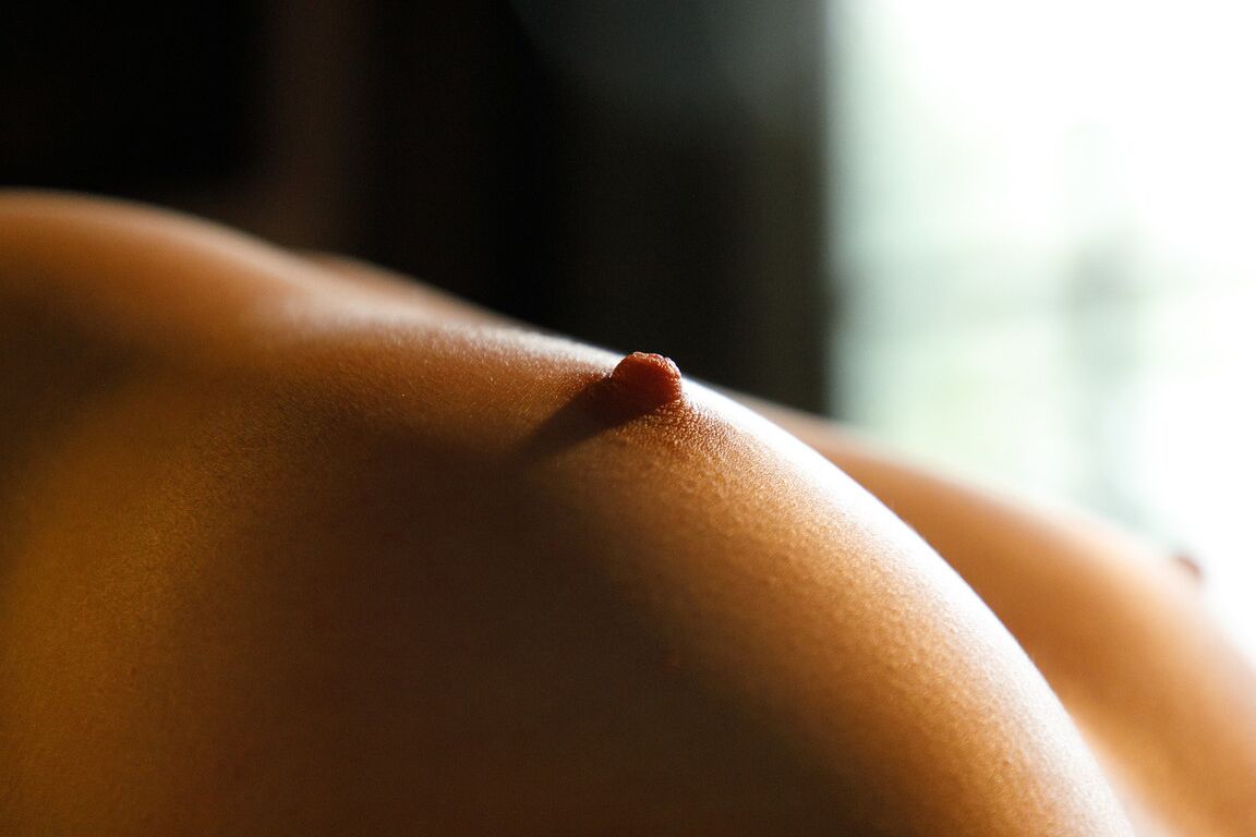12P L'amatrice Meadow Brink expose ses seins naturels et son joli cul en solo
